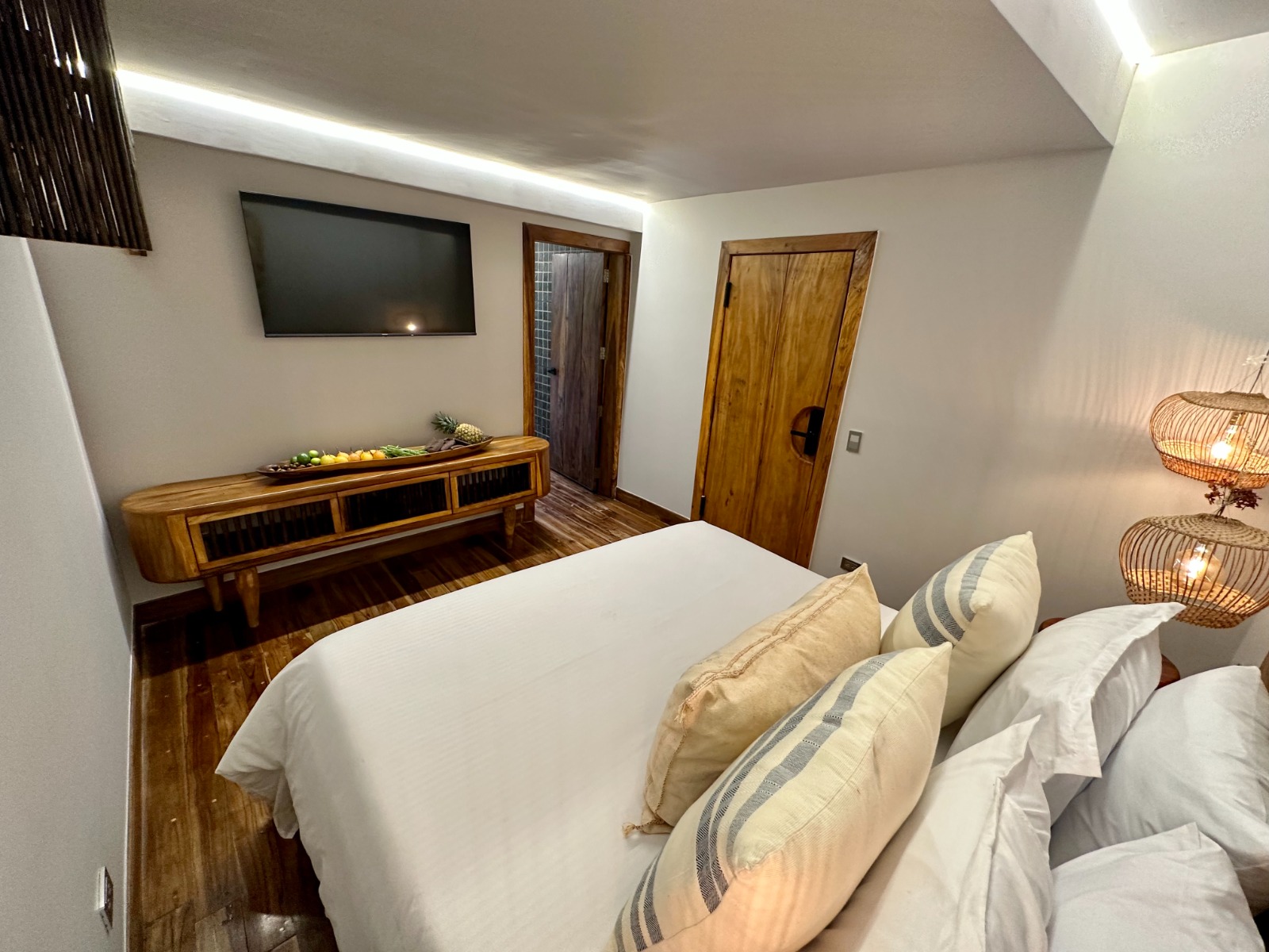 Habitación con acabados en madera