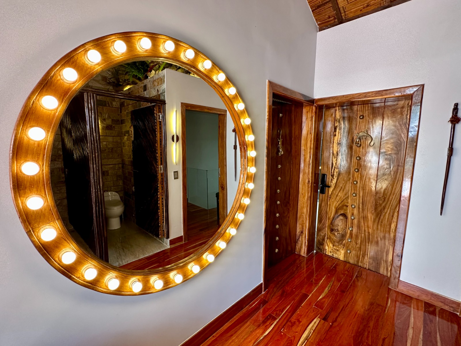 Entrada y acabados en madera